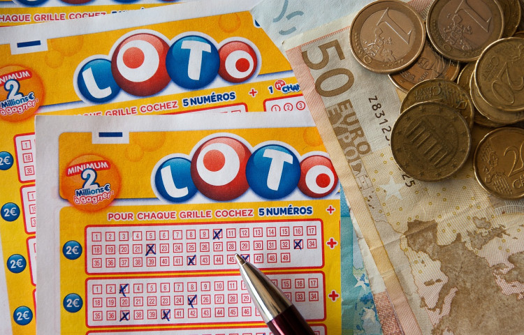 Illinois Man Strikes Fortune with $390,000 Lottery Win Due to Cashier's Error in Michigan