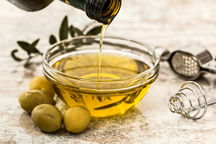 Olive Oil Consumption Linked to 28% Lower Risk of Dementia-Related Death, Study Finds