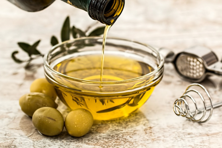 Olive Oil Consumption Linked to 28% Lower Risk of Dementia-Related Death, Study Finds