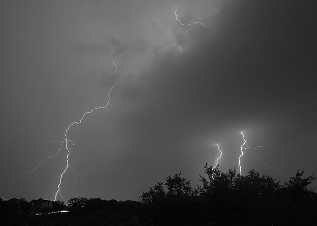 Devastating Storms Leave 20 Dead Across Central US, Move Eastward
