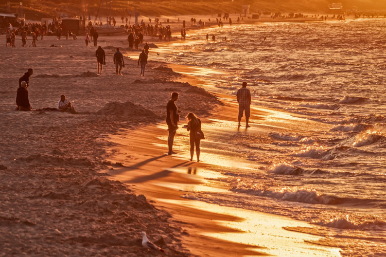 Nationwide Weather Warnings: Heatwaves in the Southwest, Snow in the Rockies, and Gulf Coast Flood Threats