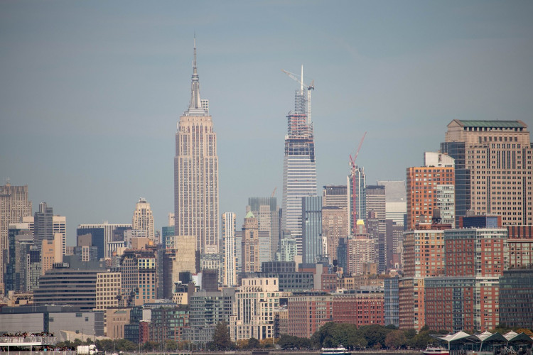 Manhattan Real Estate Shifts to Buyer's Market Amid Price Drops and Inventory Surge