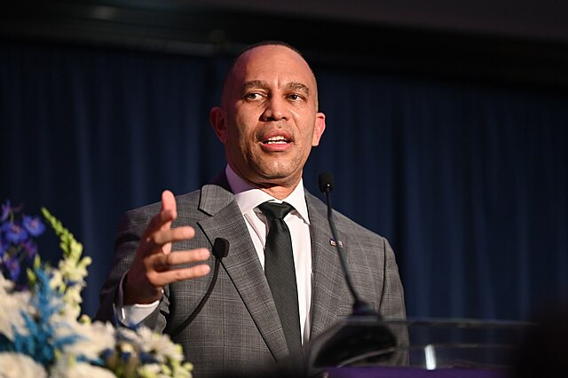 Hakeem Jeffries Confronts Biden Over Reelection Concerns Amidst Democratic Dissent