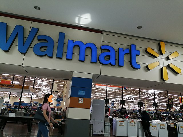 Walmart Raises Outlook as Sales Surge: Gains from Higher-Income Shoppers and E-Commerce Growth
