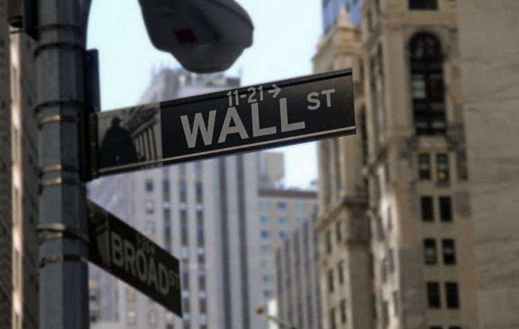 'Trump 2.0': Why Bitcoin Soars While Gold Drops