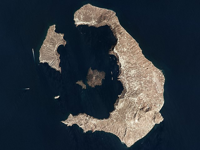 Over 1,000 Earthquakes Strike Santorini as Thousands Flee Famed Greek Island