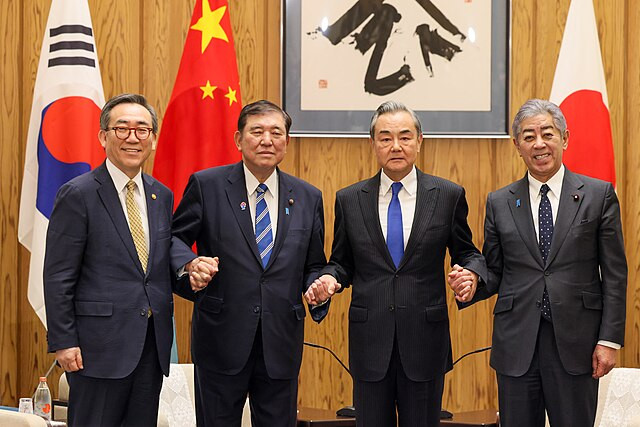Japan, China, South Korea Pledge Cooperation Amid Rising Tensions, Push for Summit