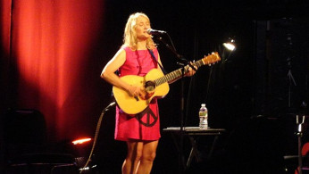 Jill Sobule, Singer of ‘I Kissed a Girl’ and ‘Supermodel,’ Dies at 66 in Minnesota House Fire