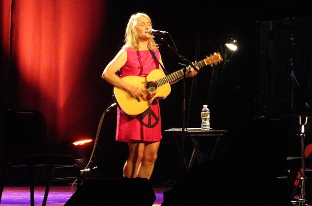 Jill Sobule, Singer of ‘I Kissed a Girl’ and ‘Supermodel,’ Dies at 66 in Minnesota House Fire
