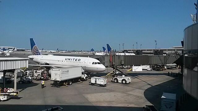 United Cuts 35 Daily Newark Flights as FAA Staffing and Tech Crises Paralyze Airport Operations