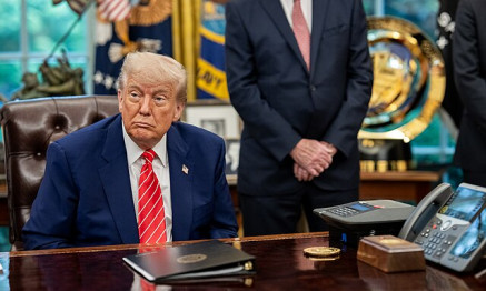 Qatar’s Boeing 747 Gift to Trump Sparks Emoluments Clause Scrutiny and Democratic Backlash