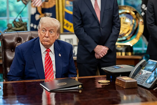 Qatar’s Boeing 747 Gift to Trump Sparks Emoluments Clause Scrutiny and Democratic Backlash