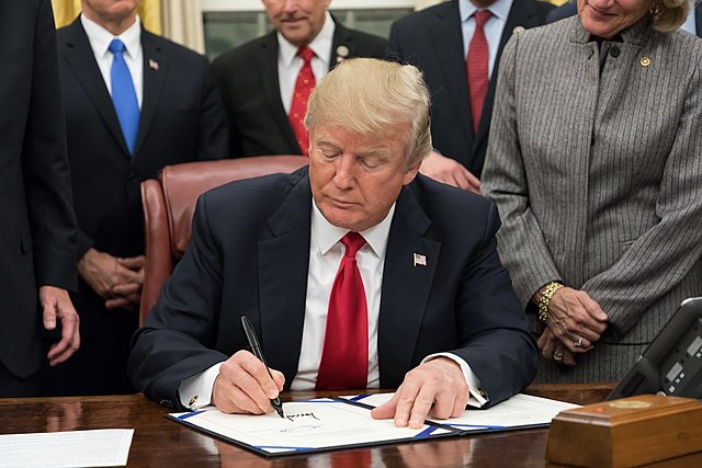 Trump Signs Executive Order Targeting 90% Cut in U.S. Drug Prices Through Global Benchmarking