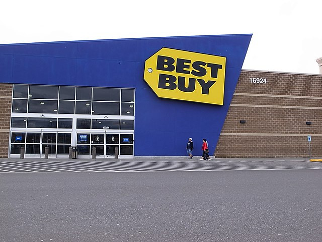 Best Buy Slashes Outlook as Tariffs Hit Sales; Stock Down 3% After $8.77 Billion Q1 Revenue