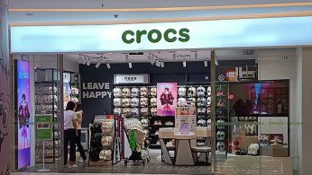 Crocs Shares Plunge 29% After Sales Warning, $90 Million Tariff Hit, and Shift Away From ‘Ugly Shoe’ Trend