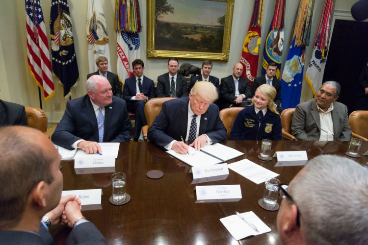 Trump with farmers and agricultural commissioners