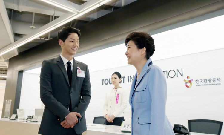 Song Hye-Kyo's husband will join Jang Dong-Gun and Kim Ji-Won, who is his "Descendants of the Sun" co-star.