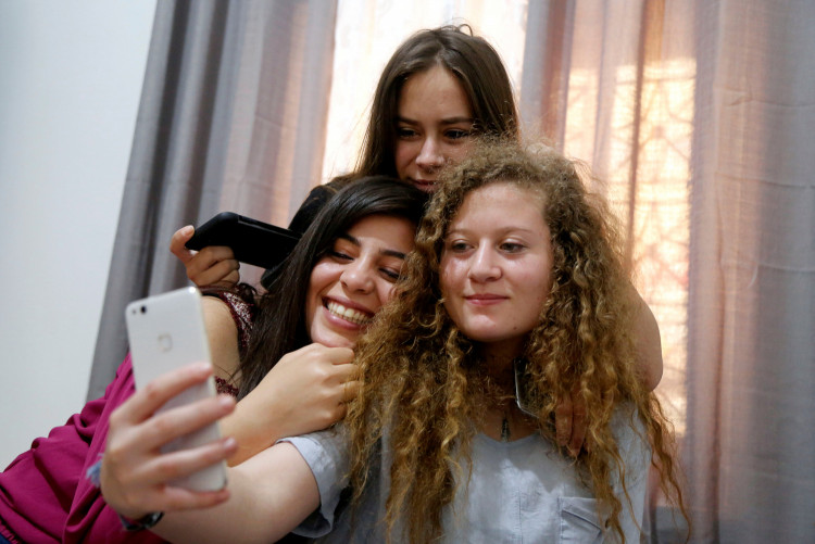 With the emergence of social media, more and more women are likely to feel more insecure. 