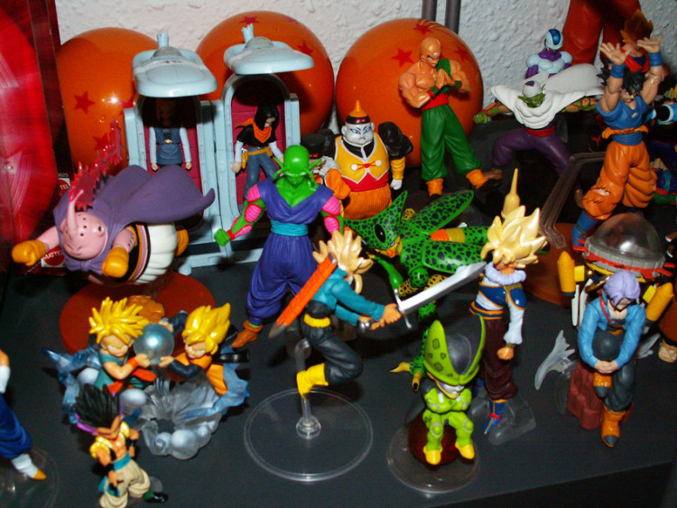 The site revealed the latest information about the character biographies that, of course, includes Broly and some still photos of Goku, Piccolo, and Beerus' scenes.