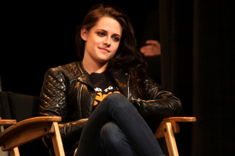 The gossip magazines' news about Kristen Stewart and Stella Maxwell often contradict each other. 