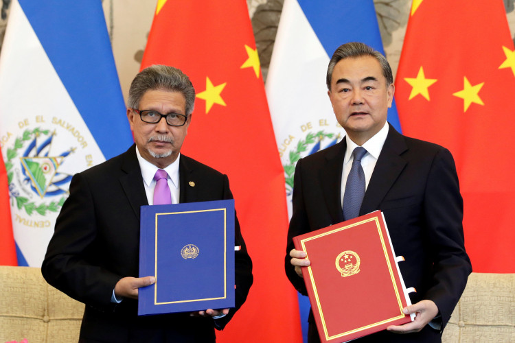 Chinese Foreign Minister Wang Yi and El Salvador's Foreign Minister Carlos Castaneda 