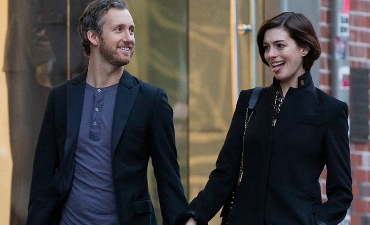 Anne Hathaway Stuns Husband With Gorgeous Legs While Attending The Venice Film Festival