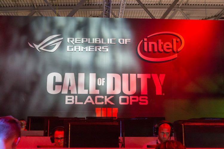 Besucher spielen Call of Duty Black Ops 4 auf der Gamescom