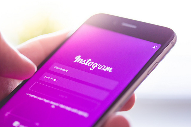 Instagram app login splash screen logo on iphone