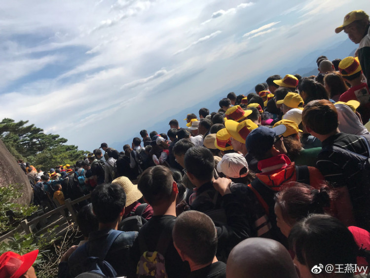 Tourists regretted to travel among China's National Golden Week Crowds