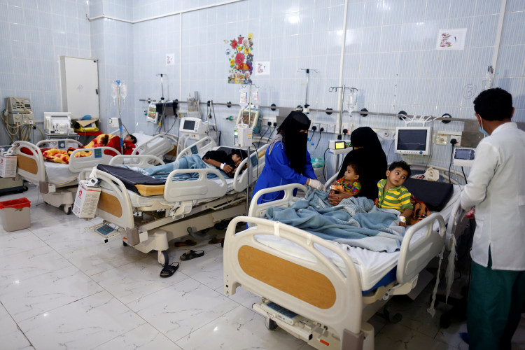 Nurses attend to people infected with diphtheria at the al-Sabeen hospital in Sanaa, Yemen October 21, 2018. 