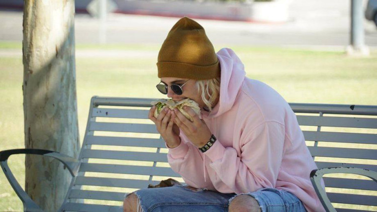 Justin Bieber was not the one who just went against the proper burrito etiquette. It's his doppelganger.