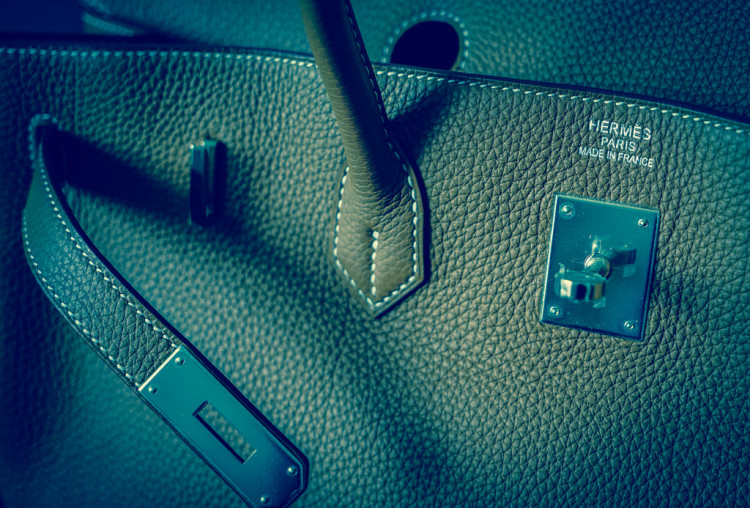 Some counterfeit products have the same look as the original, but there will always be a difference.