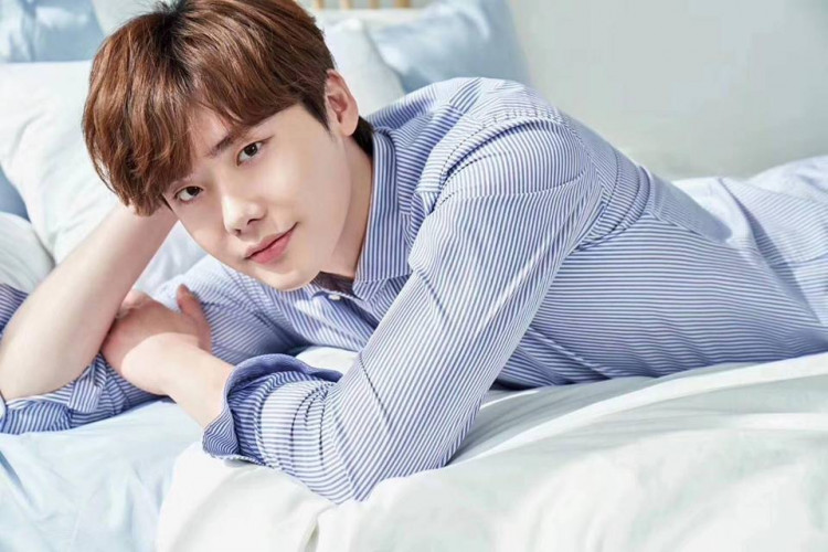 Lee Jong Suk surprised everyone when he revealed that he, along with his staff members, got detained in Jakarta on November 4 after a fan meeting.