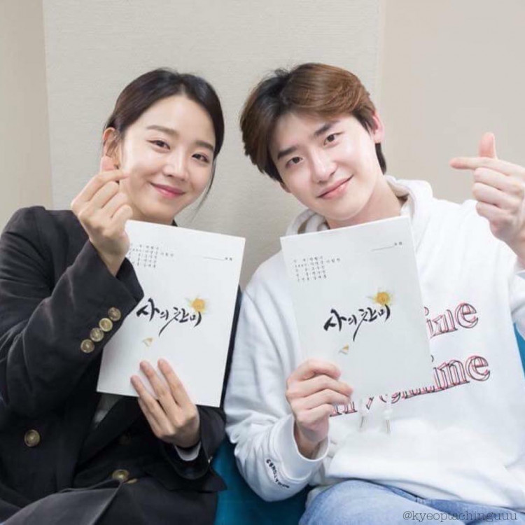 South Korean actors Shin Hye-Sun and Lee Jong-Suk (L-R).