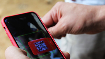 Although people today are using the latest flagship phones, its batteries don't last longer compare to the previous old models. 