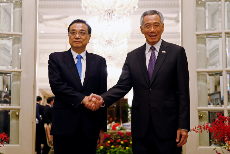 Chinese Premier Li Keqiang meets with Singapore's Prime Minister Lee Hsien Loong 