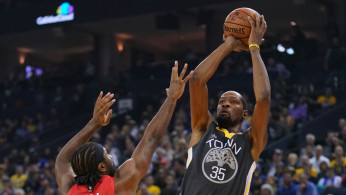 NBA: Golden State Warriors forward Kevin Durant (35) shoots the basketball against New Orleans Pelicans forward Solomon Hill (44)