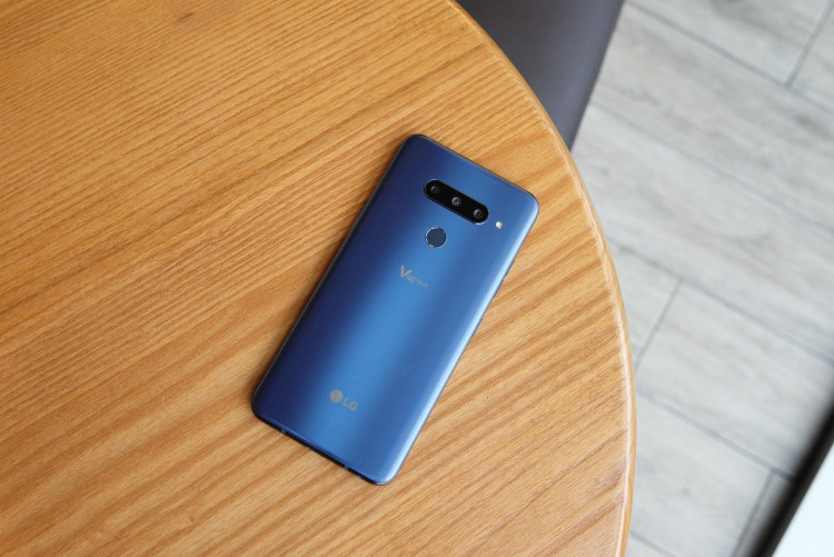LG V40