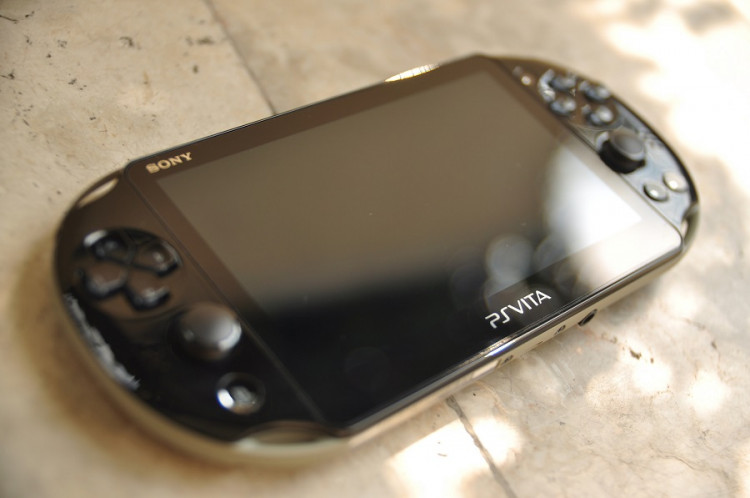 PS Vita Slim (khaki/black)