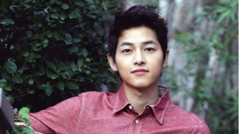 Song Joong Ki surprised everyone with his new looks at the Valentino's Pre-Fall 2019 collection fashion show in Tokyo.