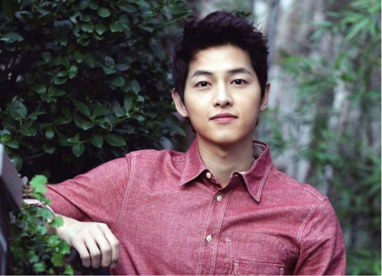 Song Joong Ki surprised everyone with his new looks at the Valentino's Pre-Fall 2019 collection fashion show in Tokyo.