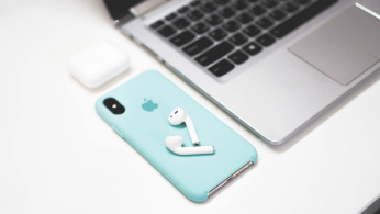 Apple Airpods + iPhone Xs Marine Blue