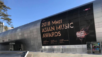  Aside from Song Joong Ki and a long list of performers like Wanna One, GOT7, and many more, Angelababy will also be one of the presenters.