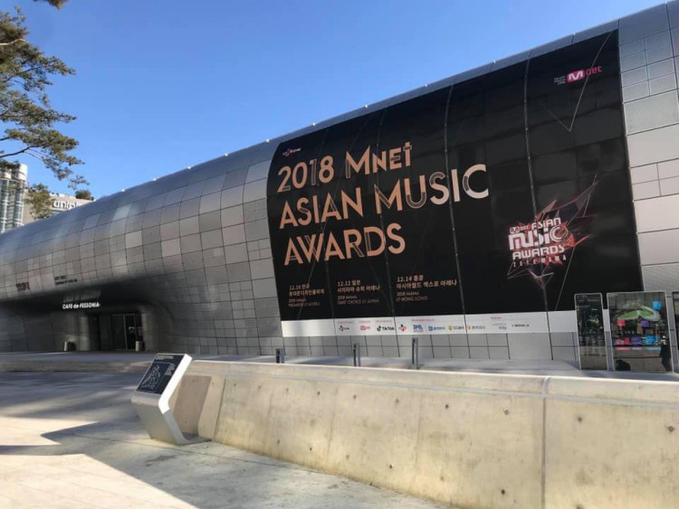  Aside from Song Joong Ki and a long list of performers like Wanna One, GOT7, and many more, Angelababy will also be one of the presenters.