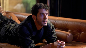 Things are getting more and more exciting as Netflix recently dropped 'Lucifer' Season 4 teaser photo, Tom Ellis teased bum scenes, and its showrunner hinted the unveiling of the show's release date.