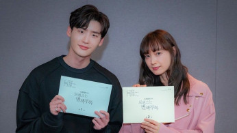 Actors Lee Jong Suk and Lee Na Young star in tvN's 'Romance Is a Supplement.'