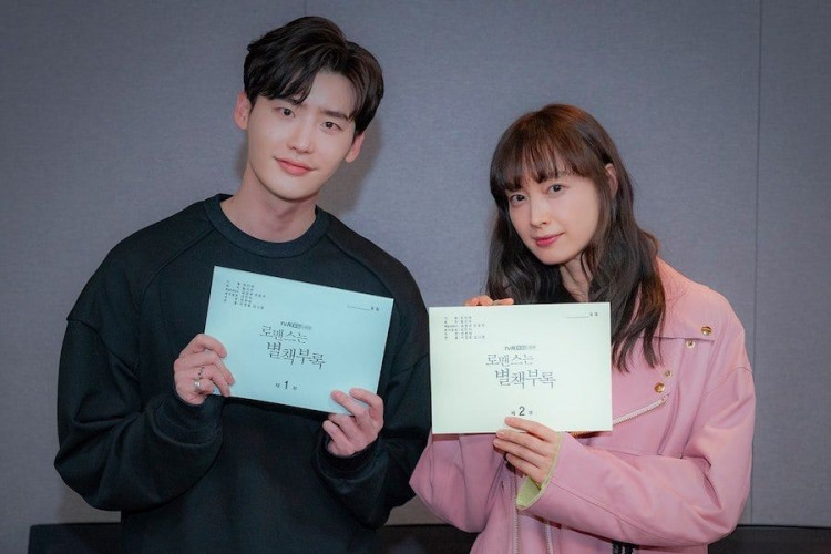 Actors Lee Jong Suk and Lee Na Young star in tvN's 'Romance Is a Supplement.'