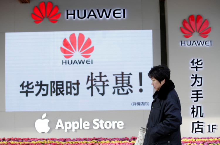 Huawei and Apple shops in Beijing