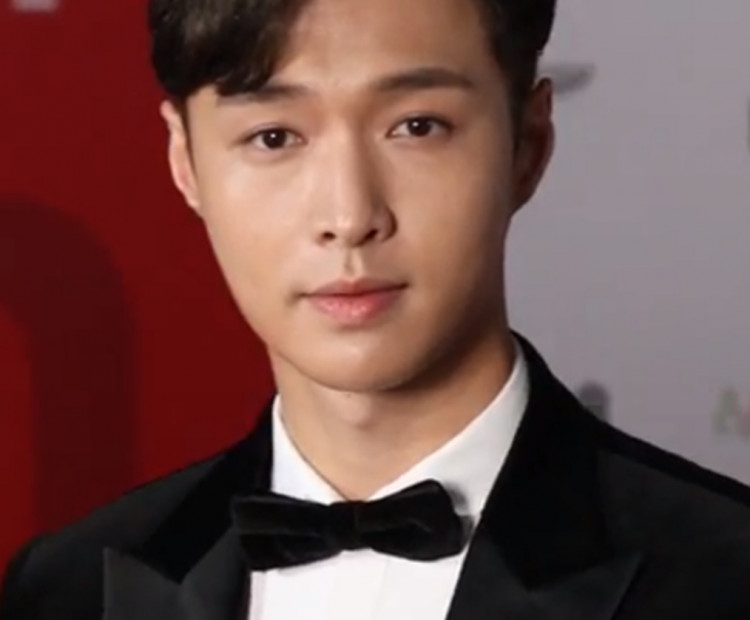 Lay Zhang