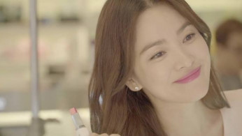 In a post on Instagram, Song Hye Kyo introduced her new hair in a couple of photos.